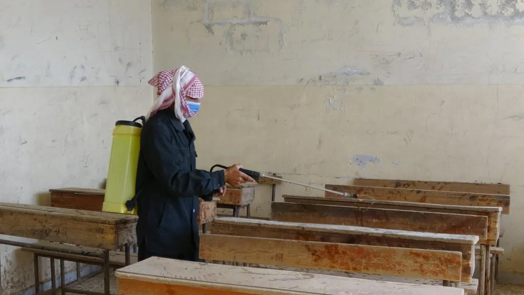 Desteya Perwerde û Fêrkirinê dibistanan dezenfekte dike