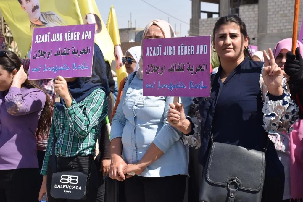 Li Hesekê mamoste li dijî tecrîda li ser rêber Abdullah Ocalan meşiyan