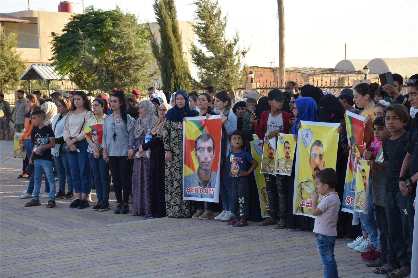 Şêniyên Hesekê di merasîma oxirkirina şehîd Umran de soza şopandina rêya şehîdan da