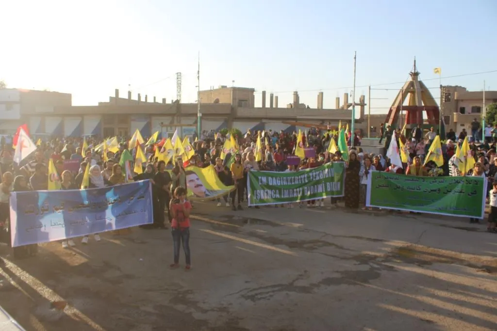 Şêniyên Dirbêsiyê li dijî tecrîdê meşiyan