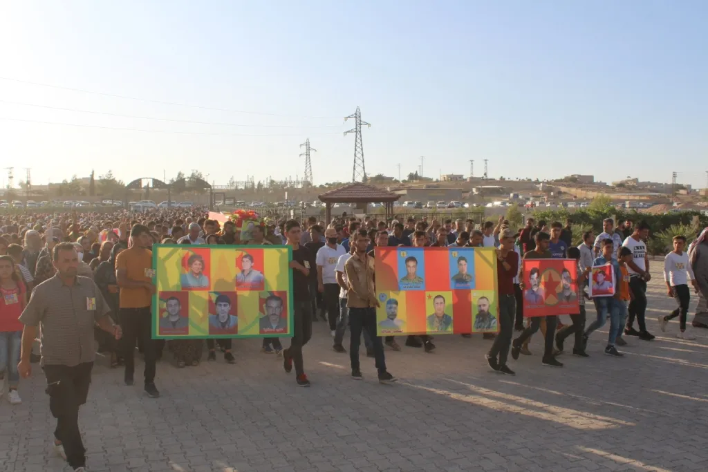 Li Kobanê ji bo cangoriyên azadiyê merasîmek hat lidarxistin