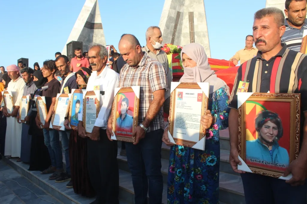 Li Kobanê ji bo cangoriyên azadiyê merasîmek hat lidarxistin