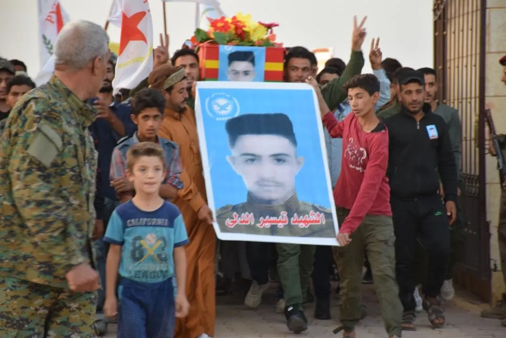 Şêniyên Hesekê cenazeyê şehîd Tehsîr Delî oxir kir