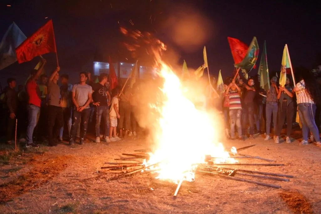 Ciwanên herêma Firatê ji bo piştgiriya berxwedana Heftenînê meşiyan