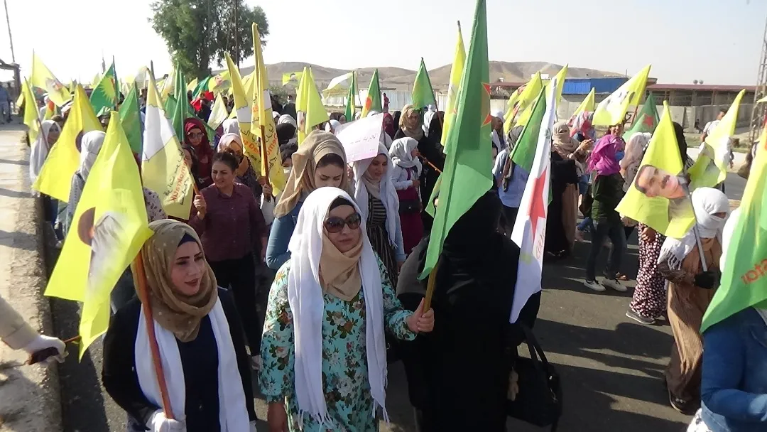 Şêniyên Til Birakê li dijî dagirkerî û tecrîdê meşiyan