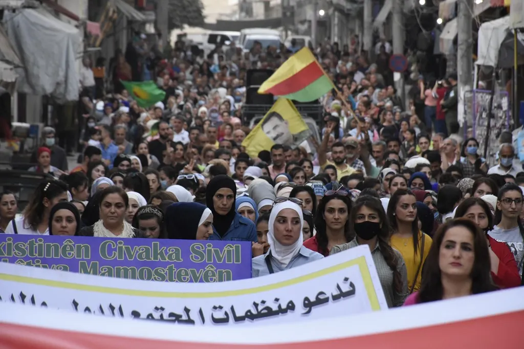 Xelkê Heleb li dijî tecrîdê li qadan bûn