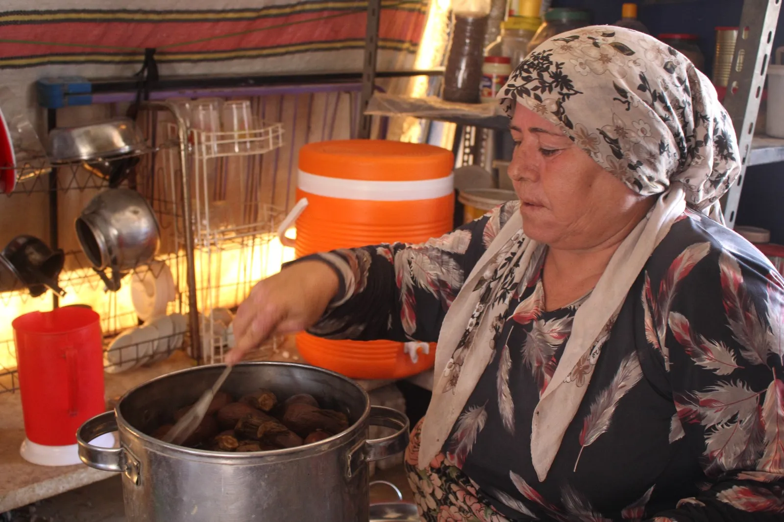 ​​​​​​​Jinên Efrînî mûna zivistanê amade dikin