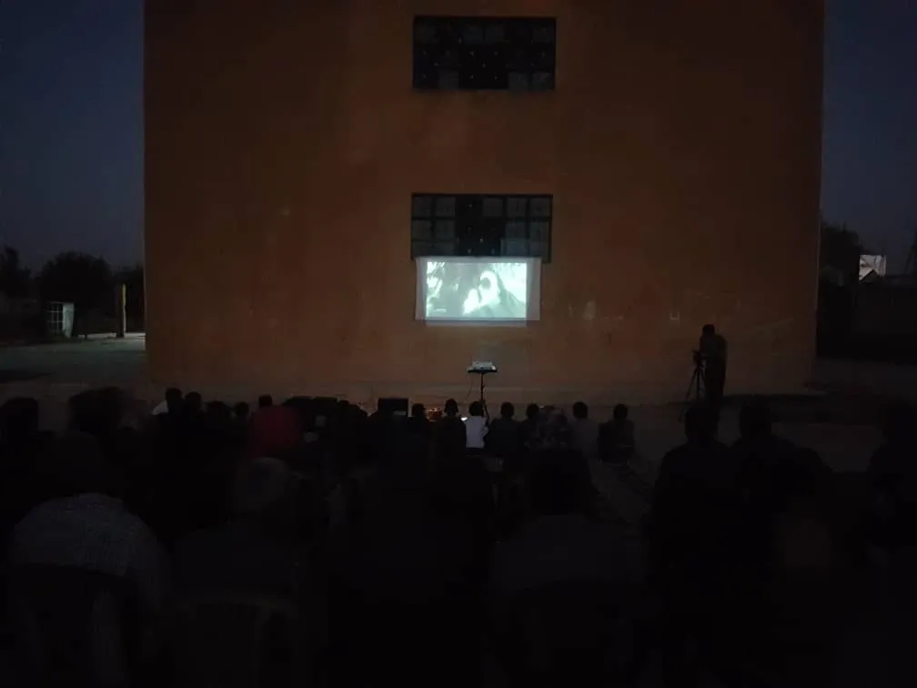 Komîna Fîlman a Rojava li gundên Kobanê fîlman nîşan dide