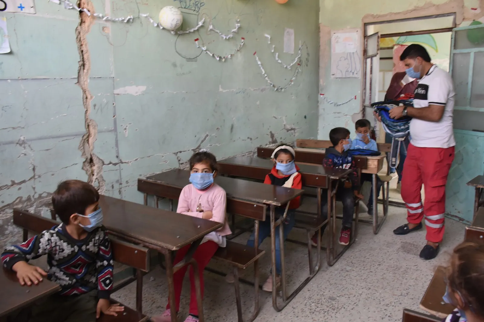 Heyva Sor a Kurd pêdiviyên dibistanê dan xwendekarên kantona Şehbayê