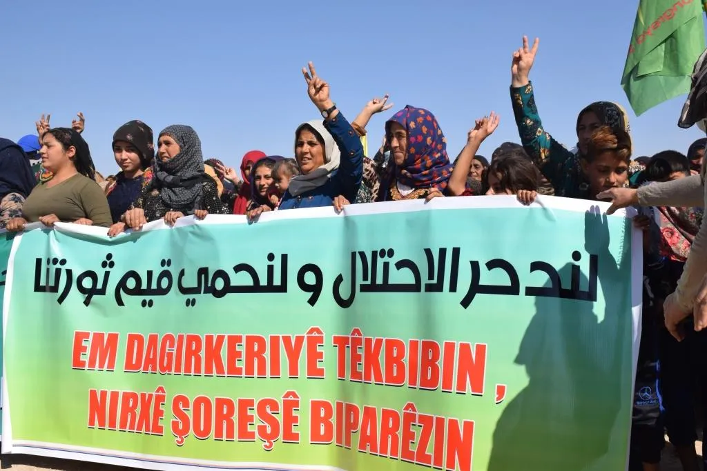 Koçberên ji Serêkaniyê yên li Kampa Waşûkanî dagirkeriya dewleta Tirk şermezar kir