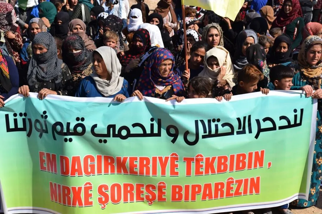 Koçberên ji Serêkaniyê yên li Kampa Waşûkanî dagirkeriya dewleta Tirk şermezar kir