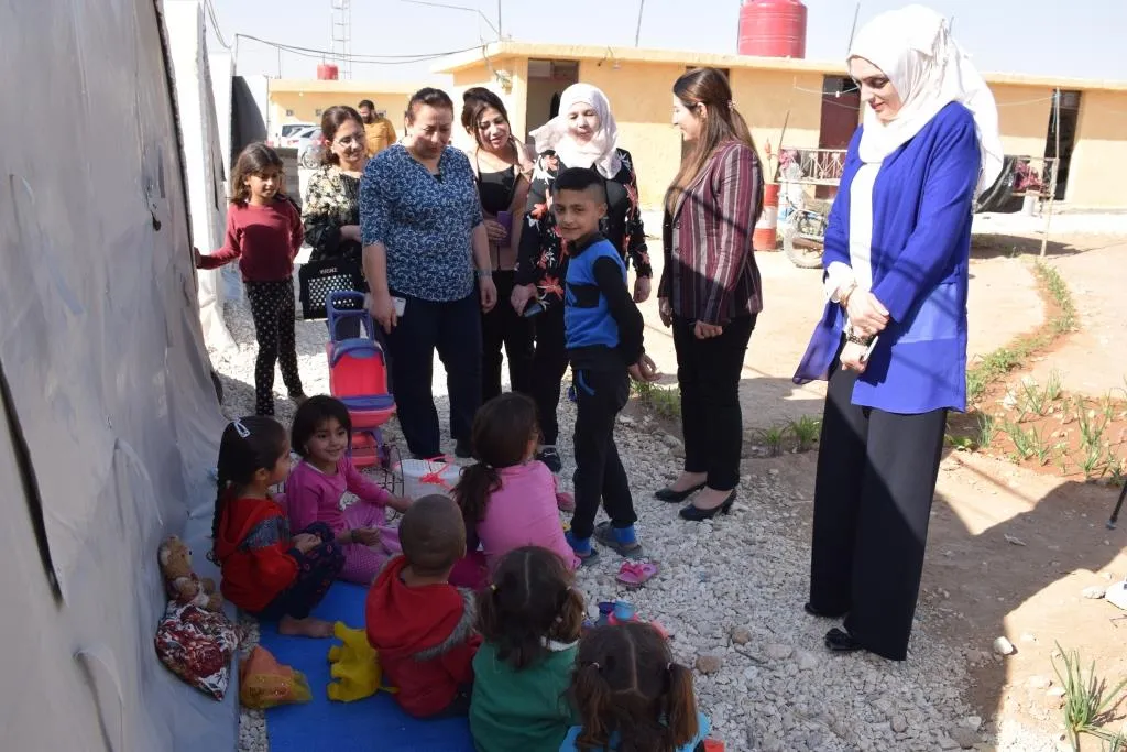 Şandeyeke Desteya Jinan a Bakur û Rojhilatê Sûriyê serdana kampa Serêkaniyê kir
