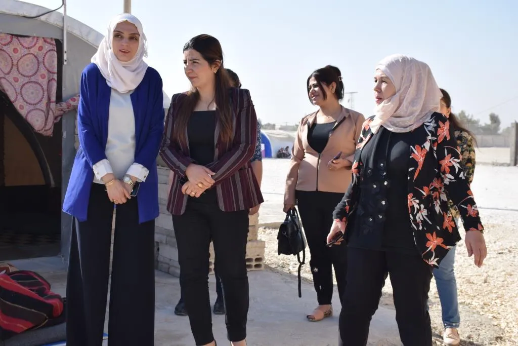 Şandeyeke Desteya Jinan a Bakur û Rojhilatê Sûriyê serdana kampa Serêkaniyê kir