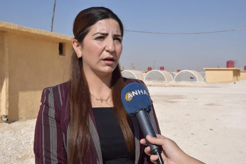 Şandeyeke Desteya Jinan a Bakur û Rojhilatê Sûriyê serdana kampa Serêkaniyê kir