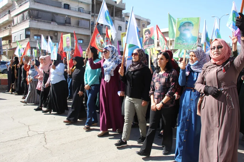 Şêniyên Minbicê di salvegera êrişên dewleta Tirk ên li dijî Serêkaniyê û Girê Spî de meşiyan