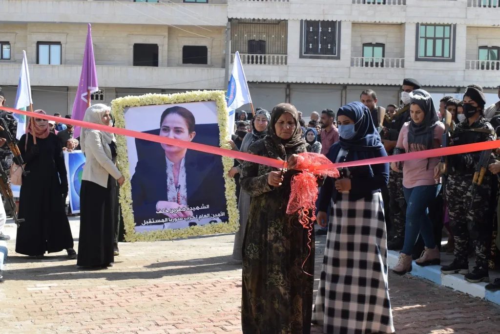 Li Minbicê bi dirûşma"Em dagirkeriyê têk bibin û ji bo aştiyê tê bikoşin" meşek li dar ket