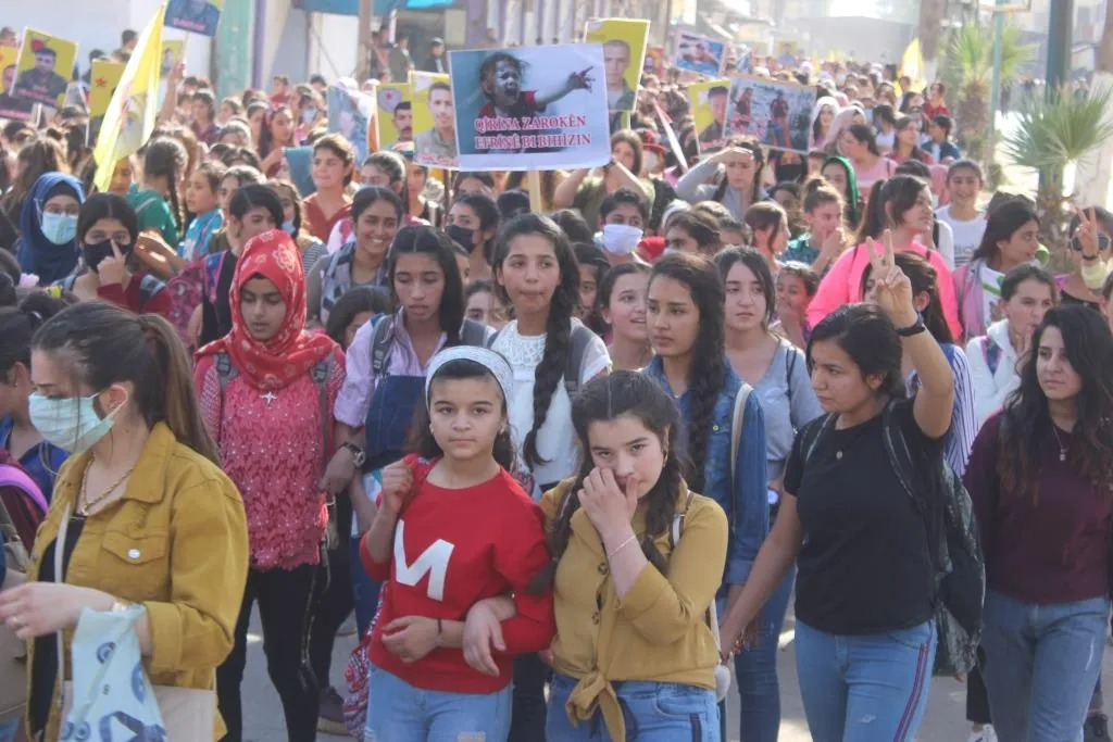 ​​​​​​​Li Dirbêsiyê mamaoste û xwendekar ji bo zimanê dayikê meşiyan