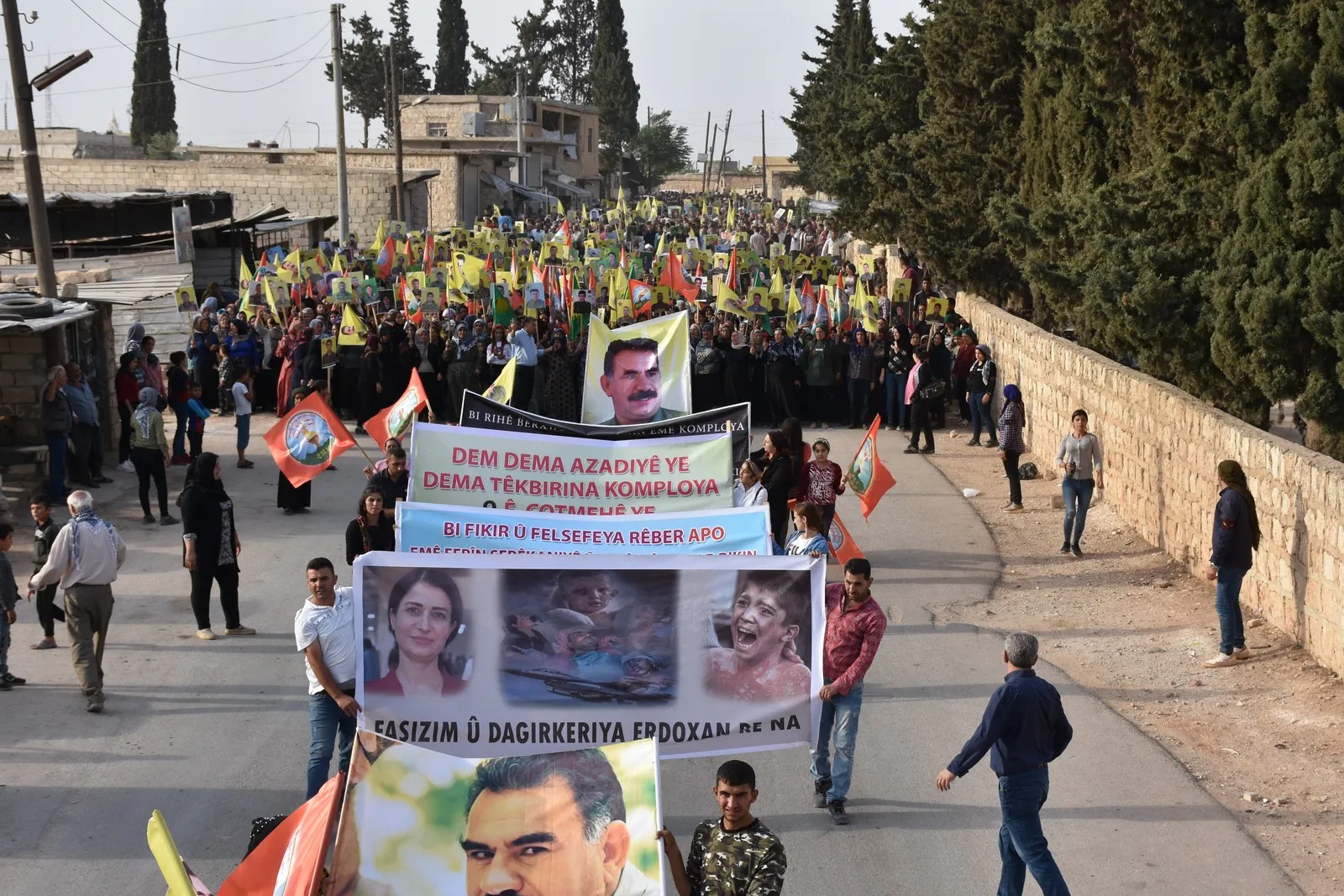 Malbatên şehîdan li dijî komploya navneteweyî meşiyan