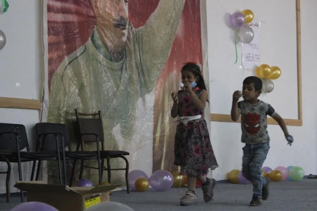 Tîmên piştevaniya derûnî li Til Hemîsê ji zarokan re lîstok pêşkêş kirin
