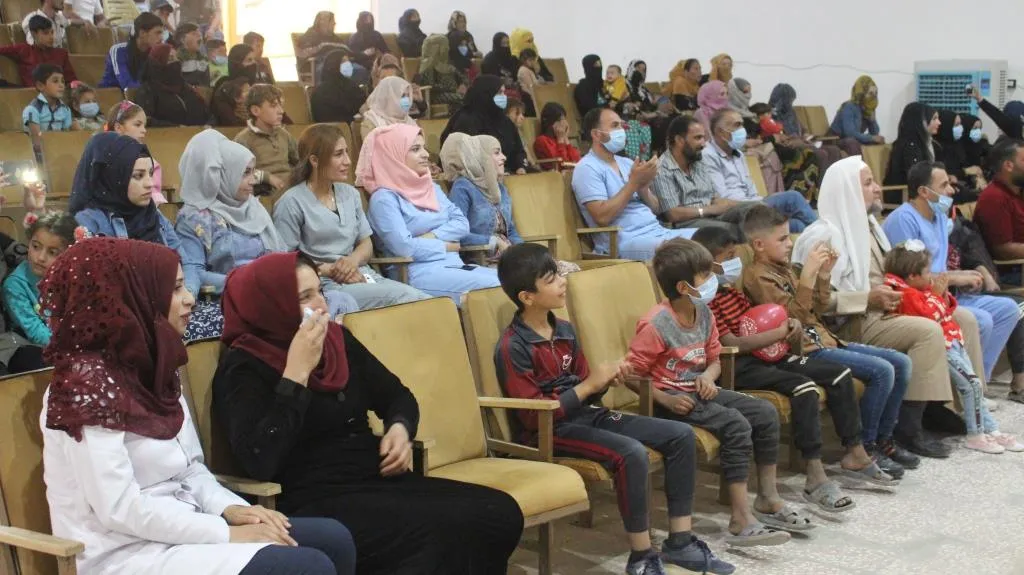 Tîmên piştevaniya derûnî li Til Hemîsê ji zarokan re lîstok pêşkêş kirin