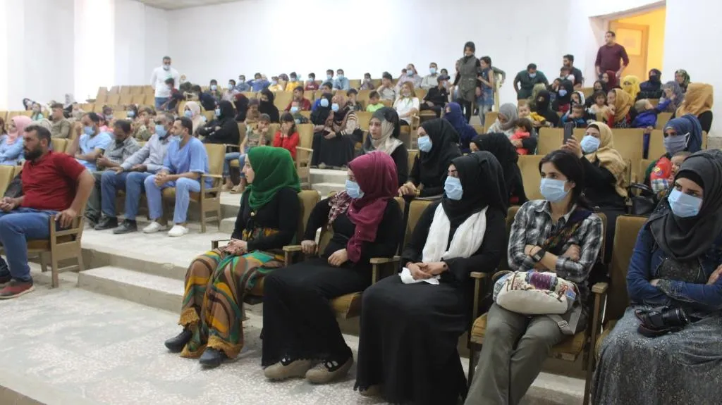 Tîmên piştevaniya derûnî li Til Hemîsê ji zarokan re lîstok pêşkêş kirin