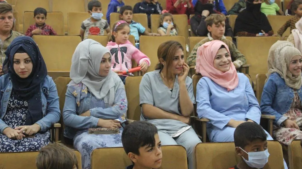 Tîmên piştevaniya derûnî li Til Hemîsê ji zarokan re lîstok pêşkêş kirin
