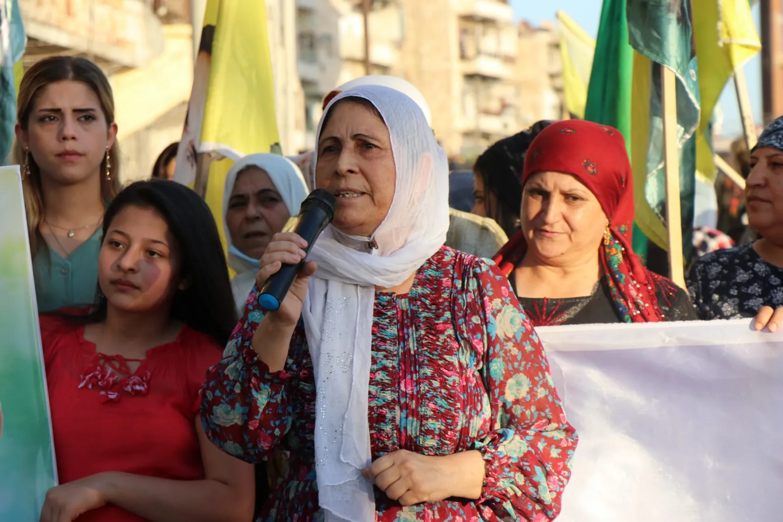 Li Helebê jin li dijî tecrîdê meşiyan