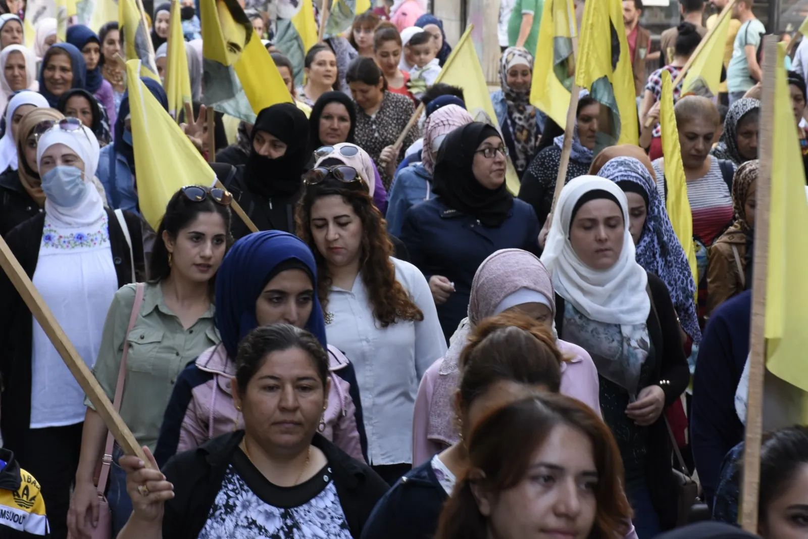 Li Helebê jin li dijî tecrîdê meşiyan