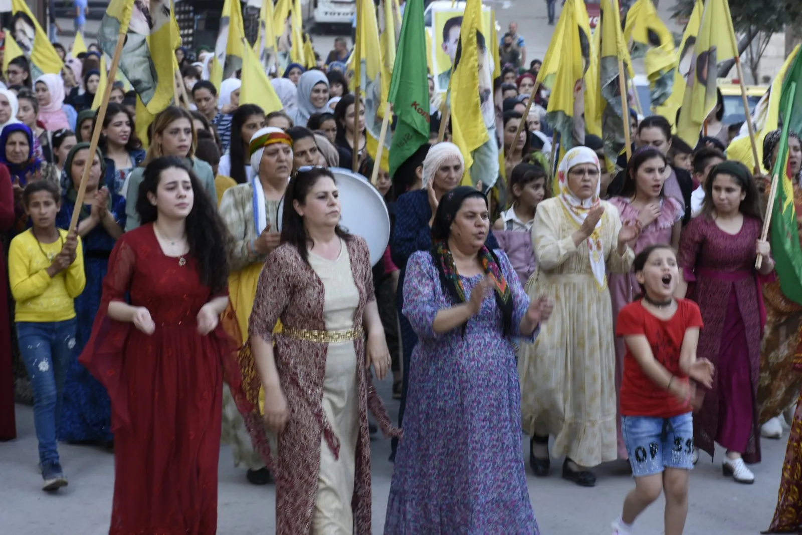 Li Helebê jin li dijî tecrîdê meşiyan