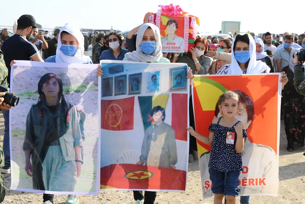 Bi merasîmeke girseyî şehîd Şaha hate oxirkirin