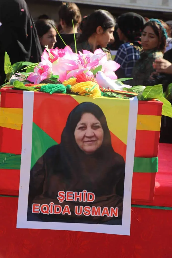 Dayika Eqîde rêwîtiyek ji têkoşîn û sembola Berxwedana Rûmetê ye