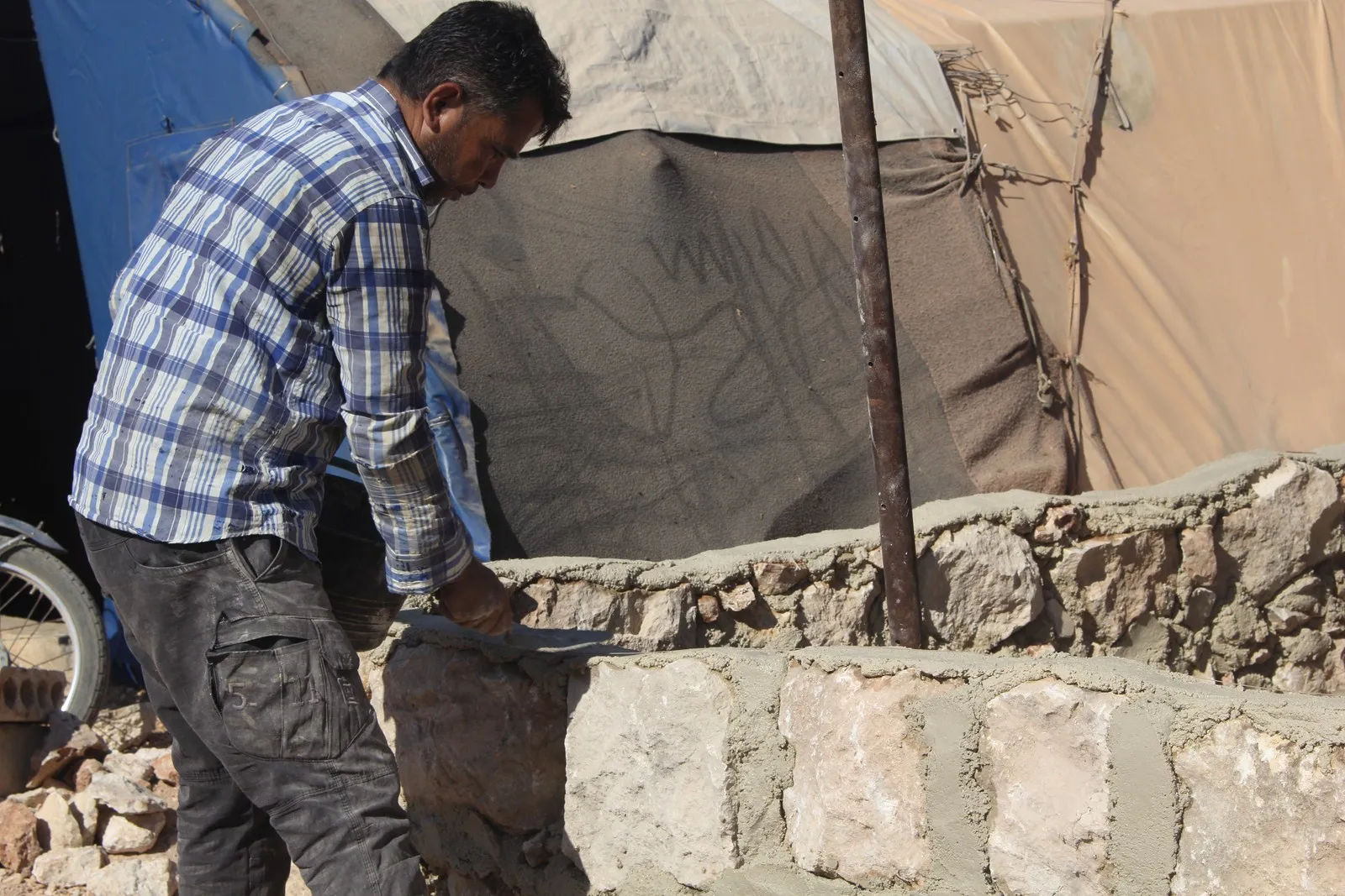 Koçberên Efrînê li kampên berxwedanê xwe ji zivistana sêyan re amade dikin