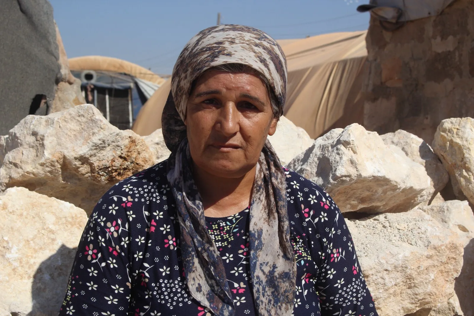Koçberên Efrînê li kampên berxwedanê xwe ji zivistana sêyan re amade dikin
