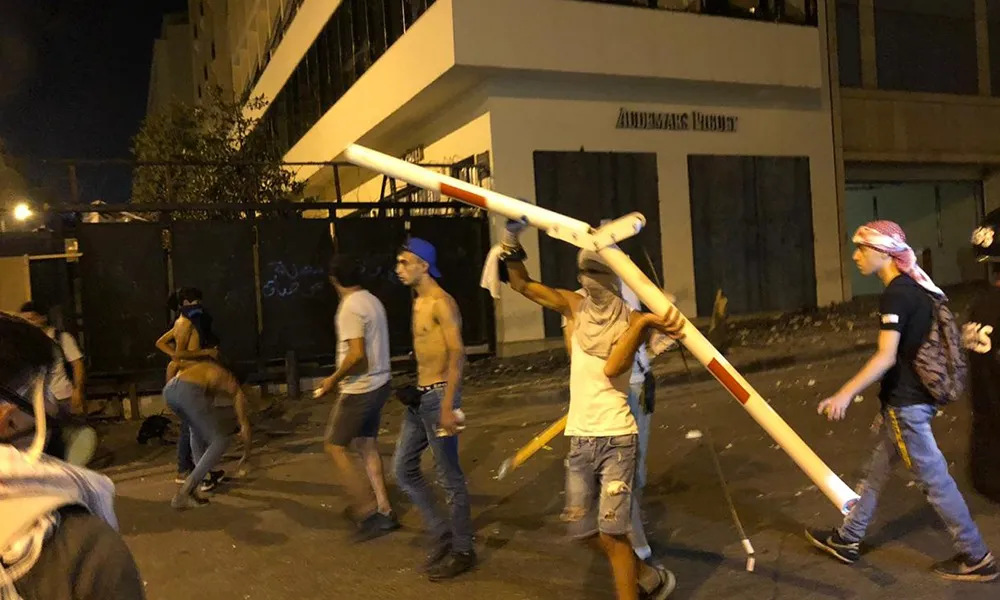 Li Beyrûtê di navbera xwepêşanderan û hêzên ewlekariyê de pevçûn derket
