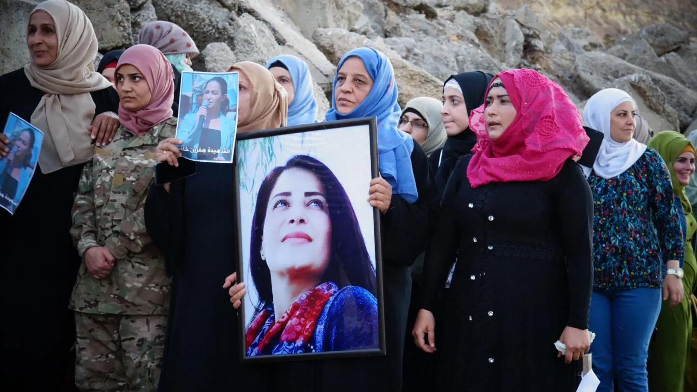 Jinan li keviyên Firatê mûm ji bo bîranîna şehîd Hevrîn pêxistin