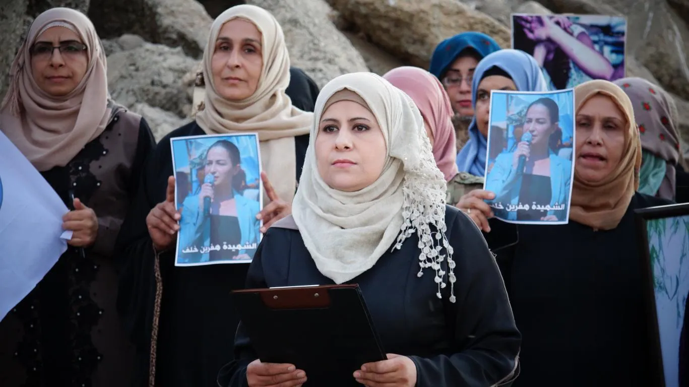 Jinan li keviyên Firatê mûm ji bo bîranîna şehîd Hevrîn pêxistin