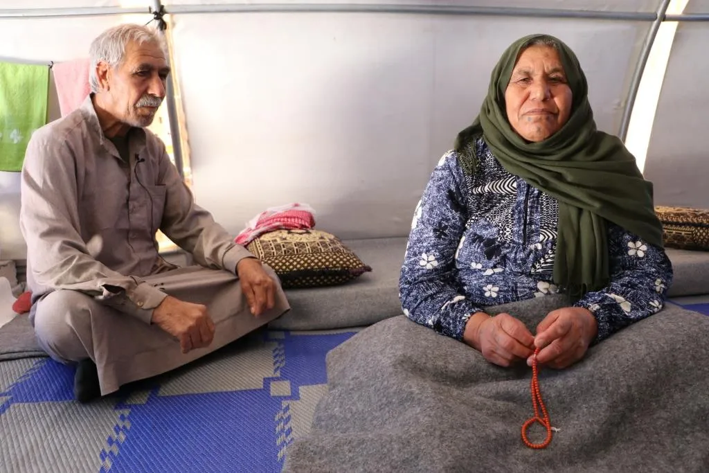​​​​​​​Di konên koçberiyê de li benda agahiyekê ji her sê kurên xwe ye