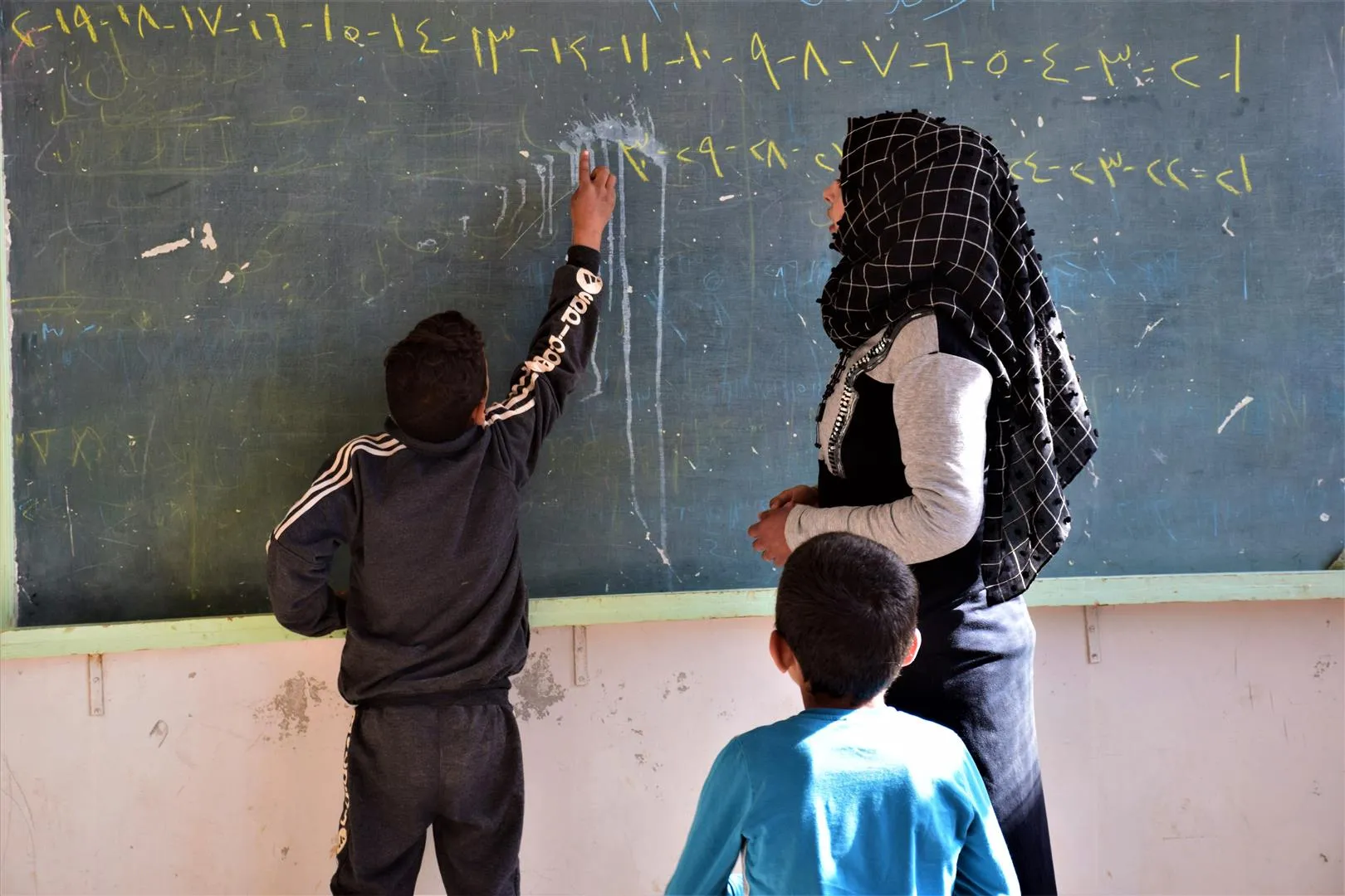 Zarokên gundê Gozliyê ruxmî êrişan jî perwerdeya xwe dewam dikin