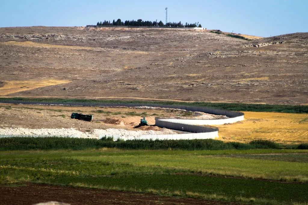 Dewleta Tirk di nava nakokiyên heyî de herêmên Sûriyê tev li xaka xwe dike