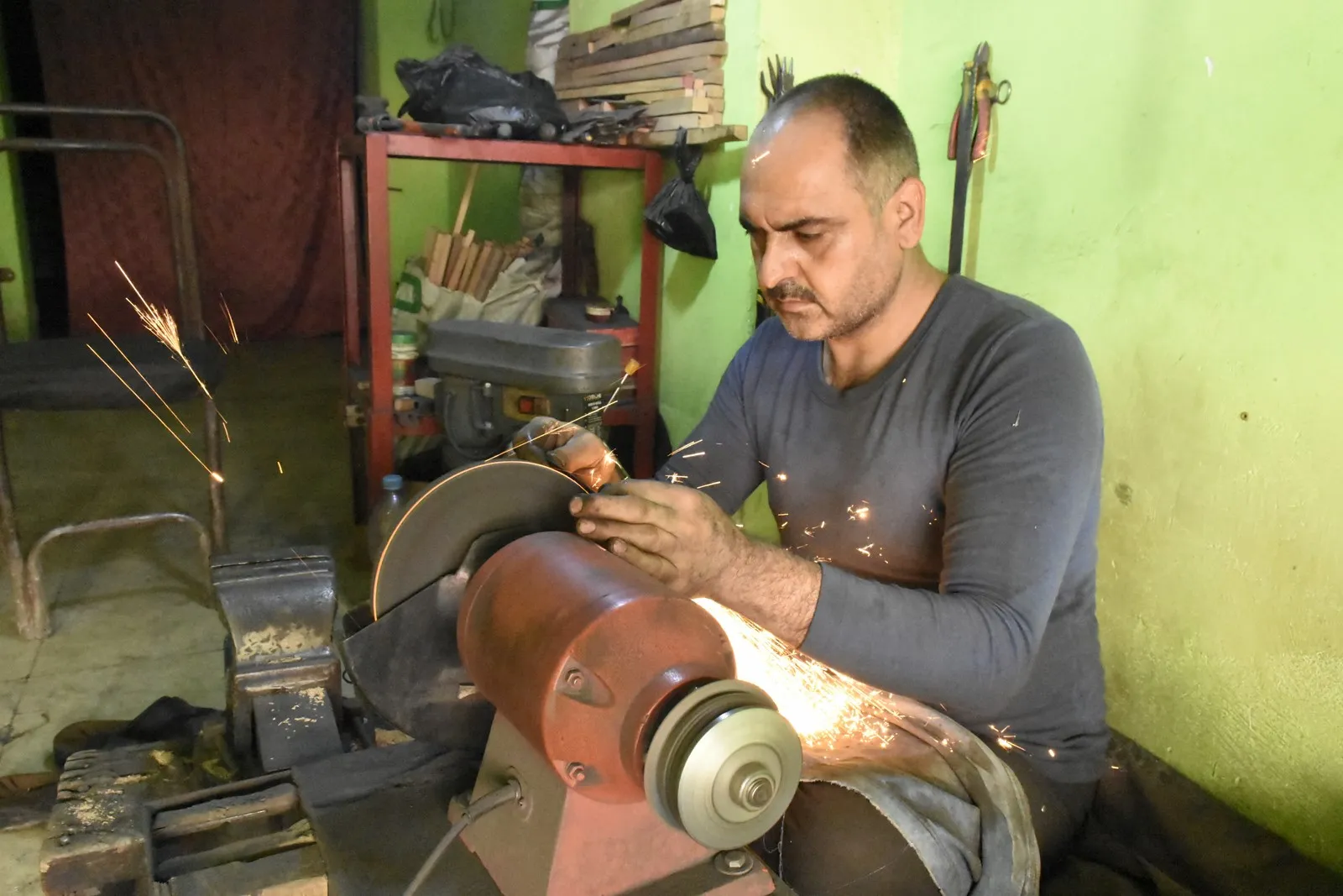 Çêkerê kêran, pîşe ji mezinên xwe wergirtiye