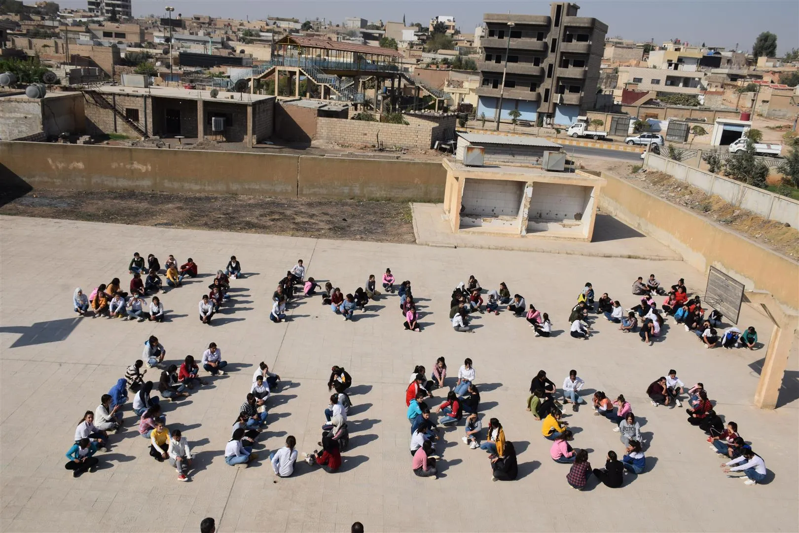 'Perwerdekar: Çawa qebûl dikin ku destkeftiyên Rojava bikin mijara bazarê?'