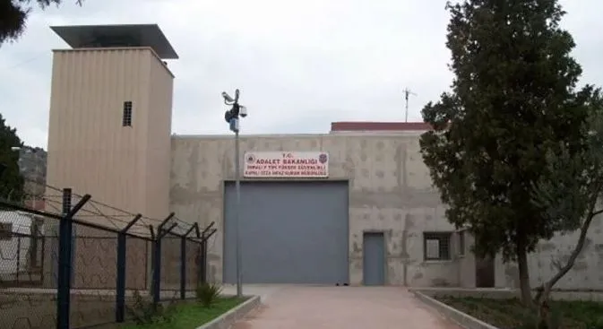 Parêzerên rêber Ocalan ji bo hevdîtinê serî li dozgeriyê da