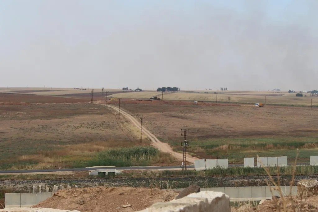 Artêşa Tirk a dagirker baregehên li ser sînorê Rojava xurt dike