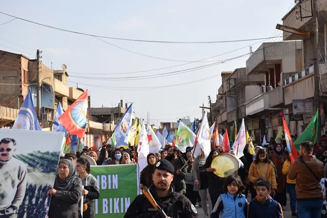 Şêniyên Qamişloyê li dijî komploya li ser Şengalê meşiyan