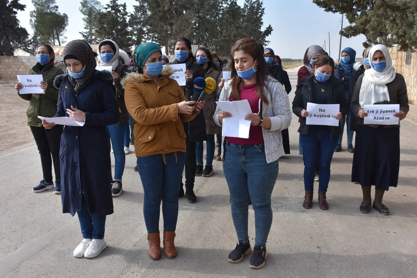 Jinên xebatkarên şaredariyên herêma Efrînê bi boneya 25`ê Mijdarê daxuyaniyek da