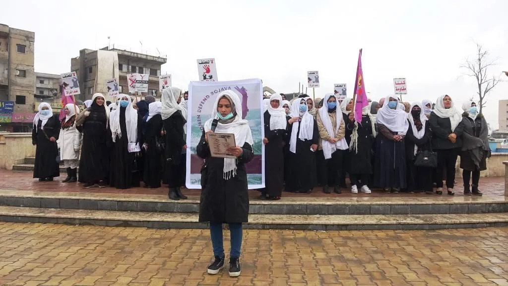 Jinên li Reqa û Tebqayê piştgiriya jinên girtî yên di girtîgehên herêmên dagirkirî de kir