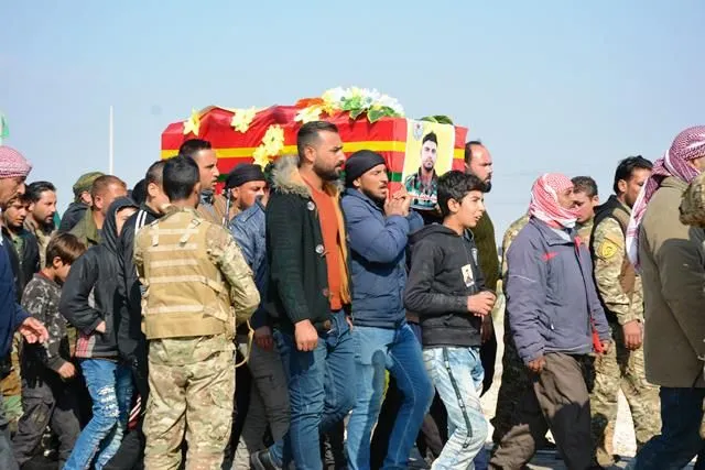 ‘Bi saya şehîdan em ji zilmê xilas bûn û em soz didin ku Sûriyeyeke demokratîk ava bikin’
