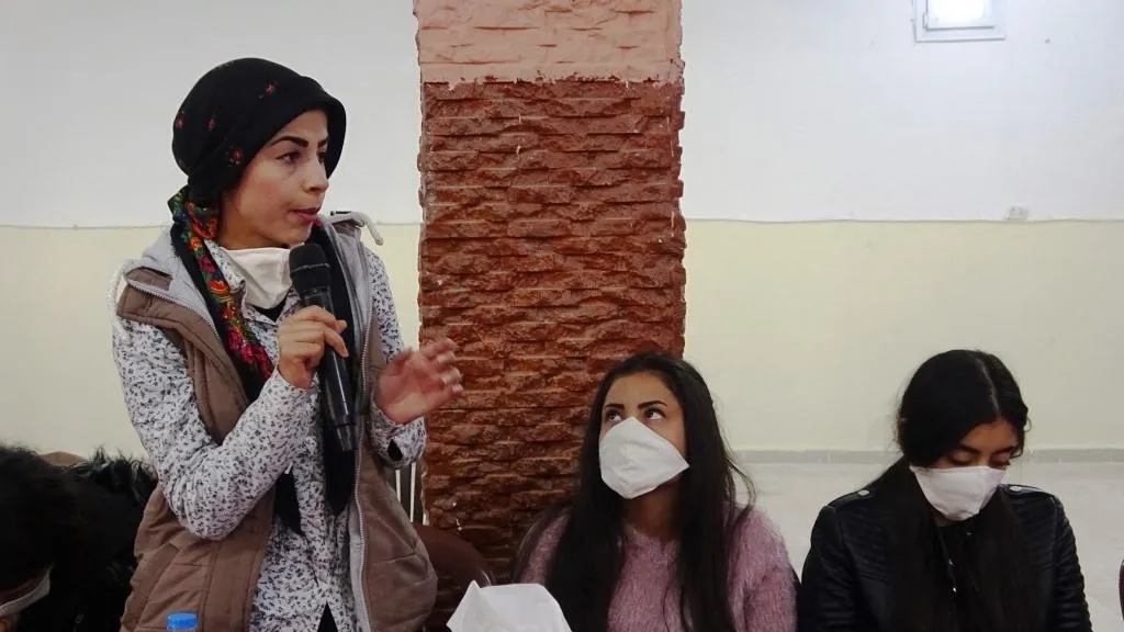 Yekitiya Jinên Ciwan komxebatek li Reqayê li dar xist