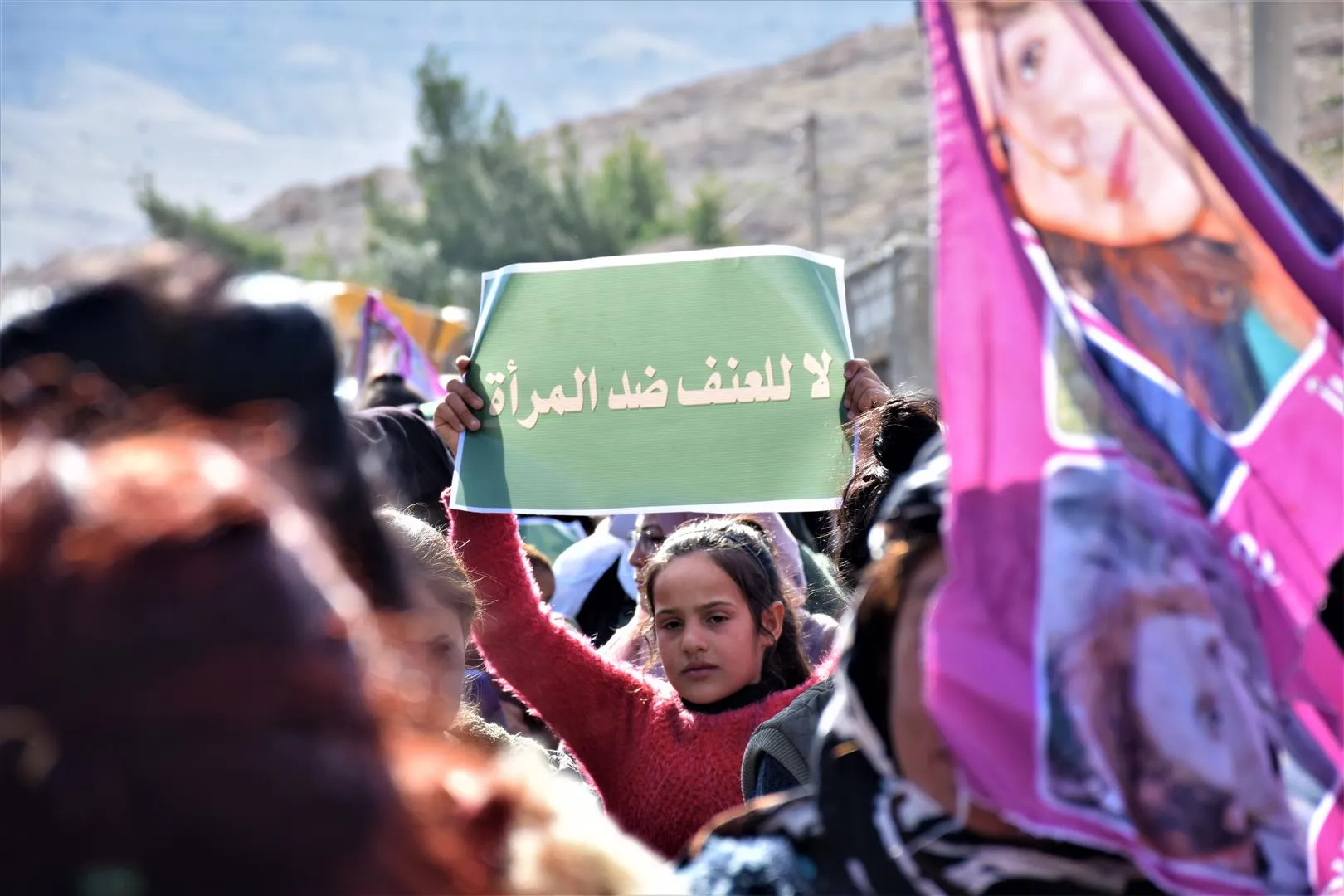 Îro bi hezaran jinan “Na ji dagirkerî û qirkirinê re bi hev re bi hev re jinan û jiyanê biparêzin” qêrîn