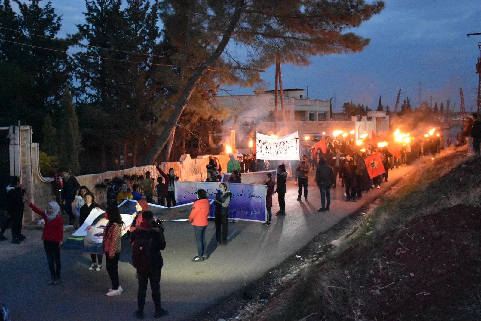 Ciwanên Efrînê kompleya li dijî Şengalê şermezar kir